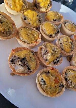 O poză a rețetei Mini tarte cu spanac, brânză și ciuperci.