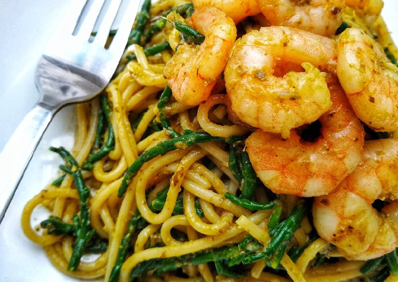 Spaghetti With King Prawns, Samphire & Pesto