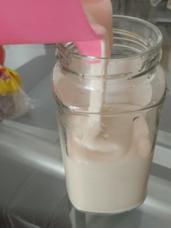 Una foto de Yogurt 😋natural 😘casero🥛🥤🍯