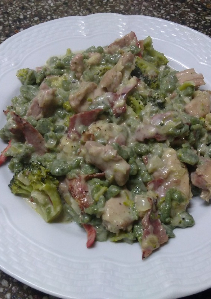 Una foto de Spatzles verdes con una salsa zarpada muy rica