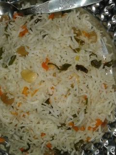 नट्स एंड मिक्स वेज़ राइस (Nuts and mix veg rice recipe in hindi) रेसिपी मुख्य फोटो