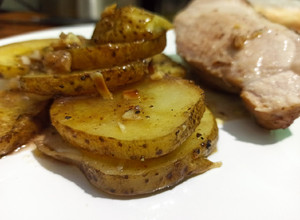 Una foto de Tapa cuadril de cerdo 🐽 con papas rústicas 🇨🇱