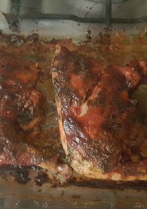 Una foto de Muslos de pollo horneado a BBQ y miel
