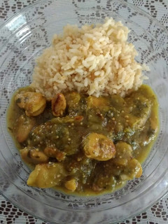 Una foto de Habas frescas en salsa verde con costillas de puerco
