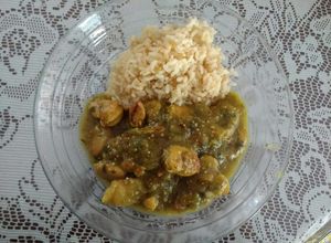 Una foto de Habas frescas en salsa verde con costillas de puerco