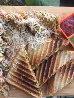 वेज मेयो ग्रिल सैंडविच (Veg mayo grill sandwich recipe in hindi) रेसिपी मुख्य फोटो