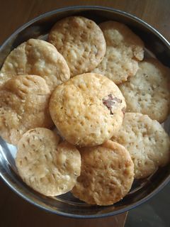 मठरी (Mathri recipe in hindi) रेसिपी मुख्य फोटो