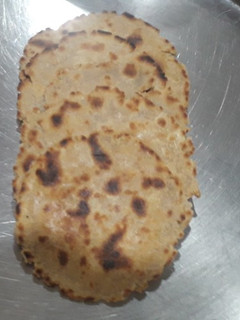 બિસ્કીટ ભાખરી (Biscuit Bhakhri Recipe In Gujarati) રેસીપી મુખ્ય ફોટો
