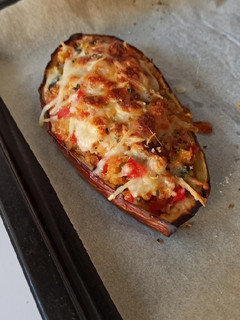 Una foto de Berenjenas rellenas de verduras y quinoa