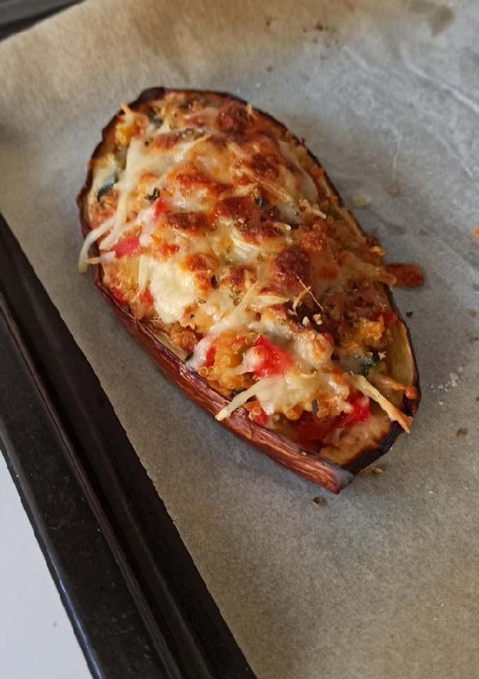 Una foto de Berenjenas rellenas de verduras y quinoa