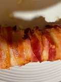 Pechuga rellena envuelta con bacon