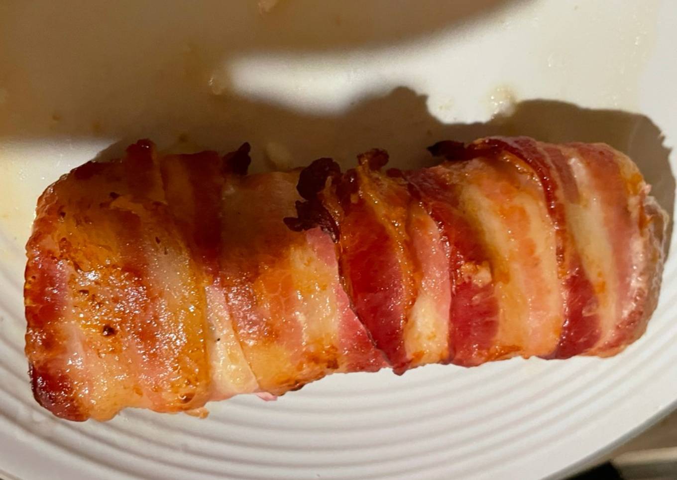 Pechuga rellena envuelta con bacon