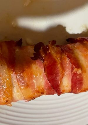 Una foto de Pechuga rellena envuelta con bacon