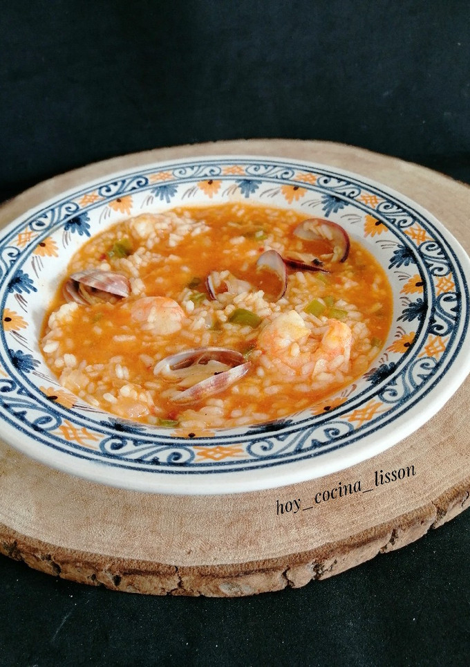 Una foto de Arroz caldoso con langostinos y almejas