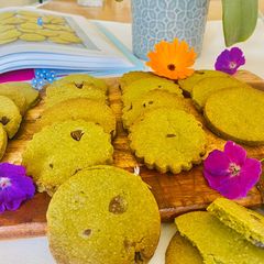 Matcha and chocolate biscuits A picture of Matcha and chocolate biscuits.