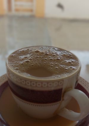 આદુ વાળી કડક ચા (Ginger Kadak Tea Recipe In Gujarati) રેસીપી મુખ્ય ફોટો