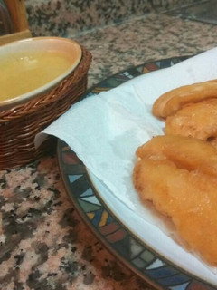 Una foto de Fingers de pollo con salsa de mostaza y miel