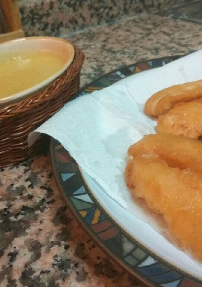 Una foto de Fingers de pollo con salsa de mostaza y miel