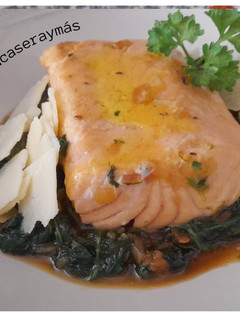 Una foto de Salmón con espinacas