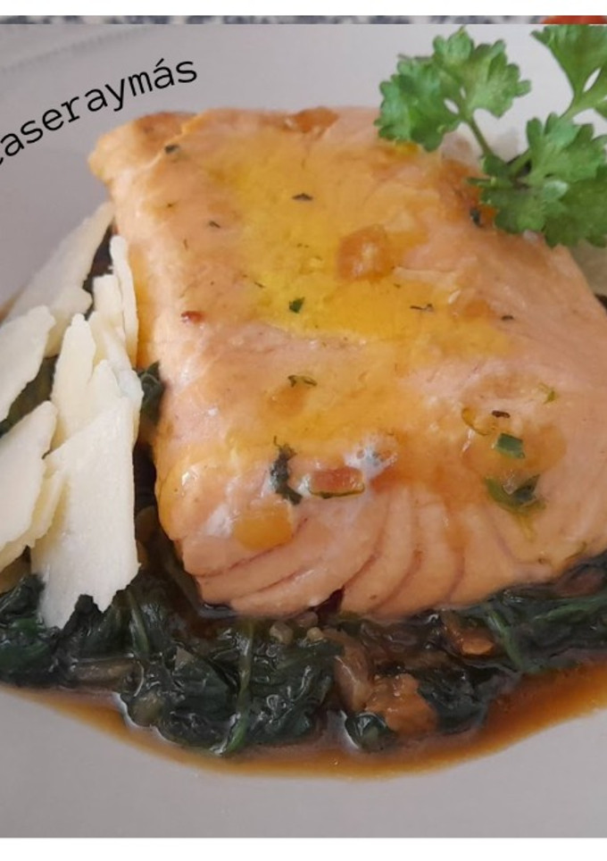 Una foto de Salmón con espinacas
