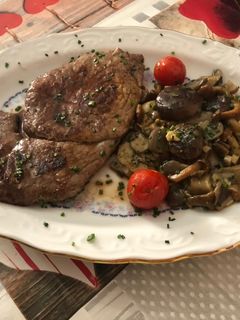 Una foto de Bistec de ternera con guarnición de setas salteadas