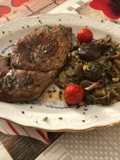 Una foto de Bistec de ternera con guarnición de setas salteadas