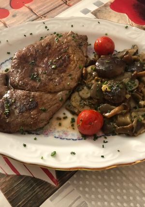 Una foto de Bistec de ternera con guarnición de setas salteadas