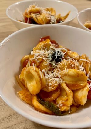 Foto di Orecchiette con bietole al pomodoro e ricotta affumicata