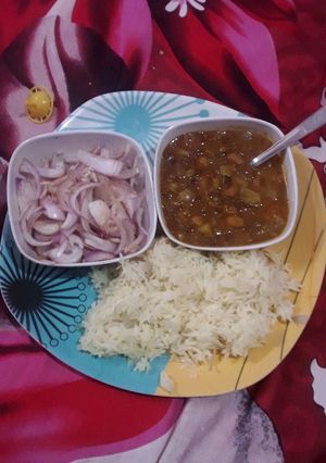 A picture of Makhni daal rajma.