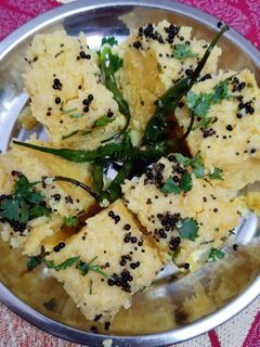 सूजी बेसन ढोकला (Suji besan dhokla recipe in Hindi) रेसिपी मुख्य फोटो