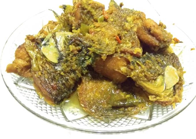 Cara Gampang Menyiapkan Gurameh bumbu kuning Mantap yang Bikin Ngiler