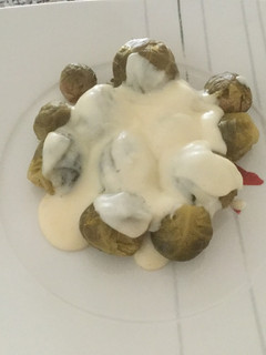Una foto de Repollitos Bruselas con salsa de queso