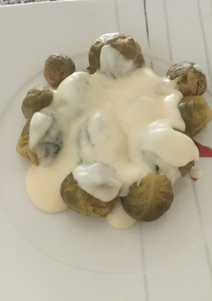 Una foto de Repollitos Bruselas con salsa de queso