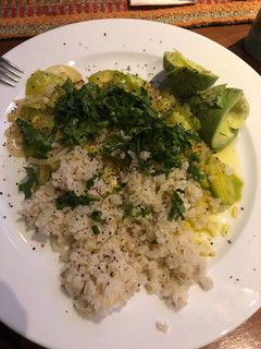 Una foto de ZAPALLITOS SALTEADOS con arroz y palta
