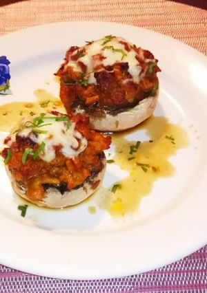 O poză a rețetei Ciuperci umplute cu carne tocată și legume.