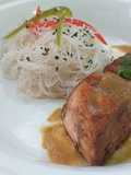 Salmón estilo Thai con salsa de coco y mango