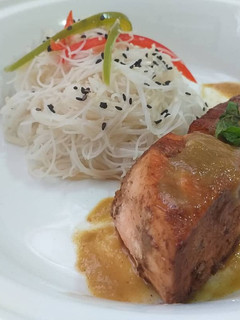 Una foto de Salmón estilo Thai con salsa de coco y mango