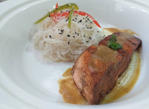 Una foto de Salmón estilo Thai con salsa de coco y mango