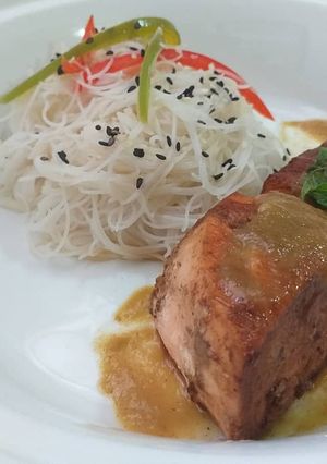 Una foto de Salmón estilo Thai con salsa de coco y mango