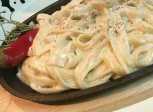 صورة لوصفة فوتشيني بالدجاج الفريدو