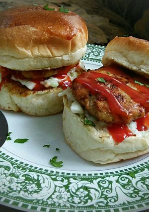 A picture of Chicken chapli burger.