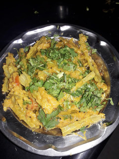 સરગવાનું લોટવાળું શાક(Besan drumstick sabji recipe in Gujarati) રેસીપી મુખ્ય ફોટો