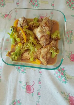 Una foto de Pescado al vapor con brócolis