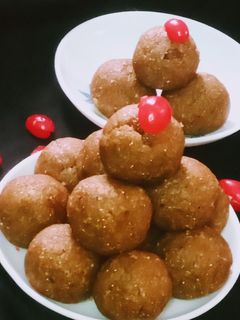 নারকোল,ওটস ড্রাইফ্রুটস লাড্ডু (Narkel Oats Dry fruts ladoo recipe in bengali) রেসিপির প্রধান ছবি