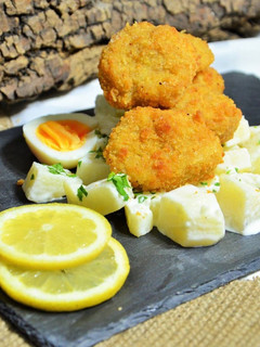 Una foto de Schnitzel de mollejas y ensalada de papa