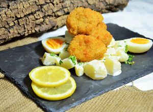 Una foto de Schnitzel de mollejas y ensalada de papa