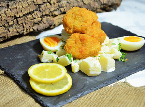 Una foto de Schnitzel de mollejas y ensalada de papa