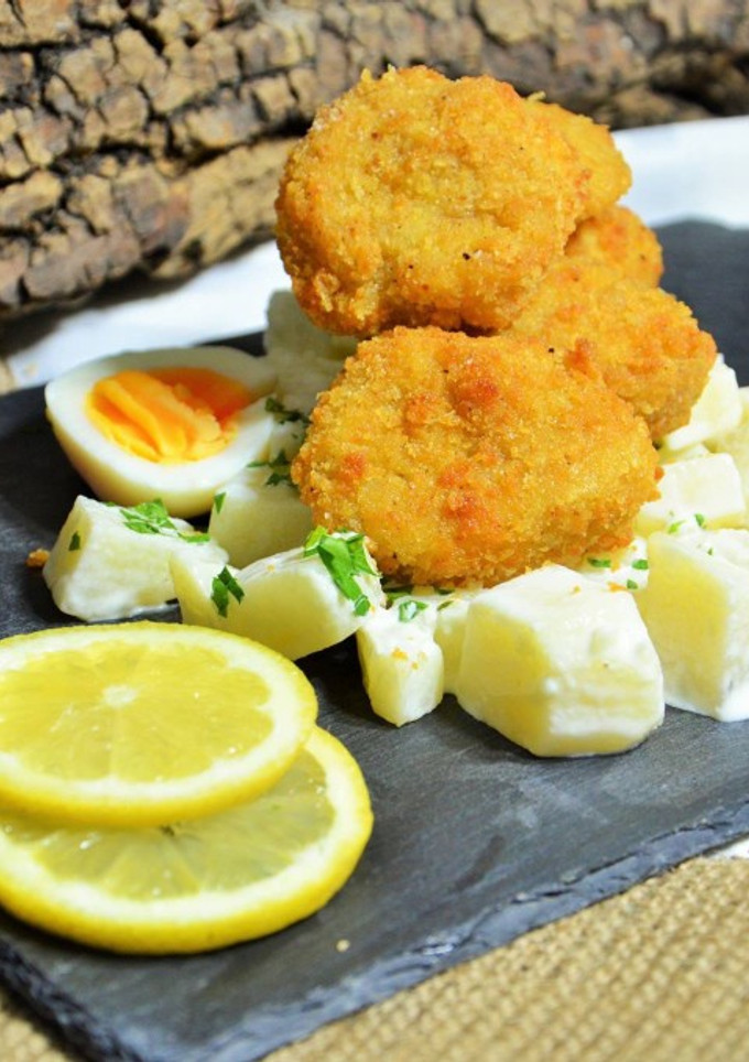 Una foto de Schnitzel de mollejas y ensalada de papa