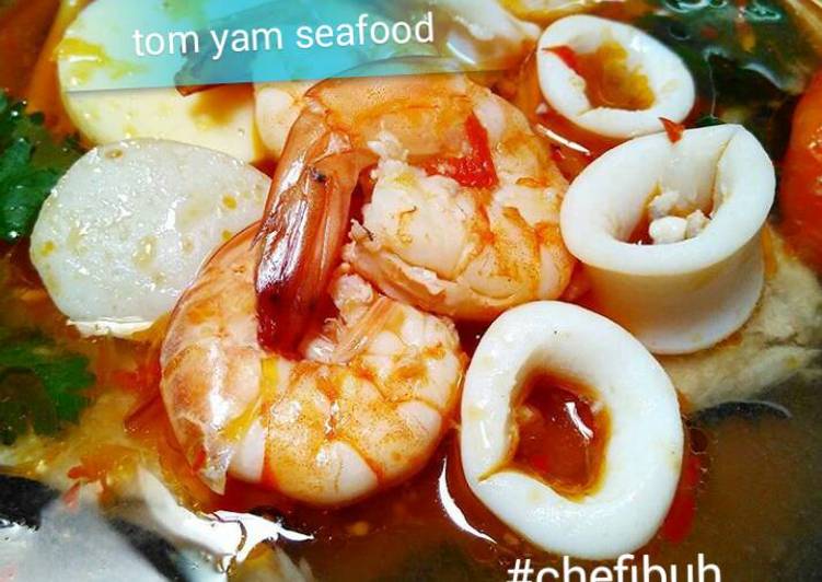 Tom yam seafood