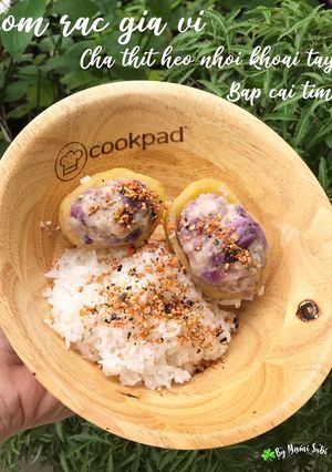 Hình của món Cơm rắc gia vi chả thịt bằm nhồi khoai tây bắp cải tím.